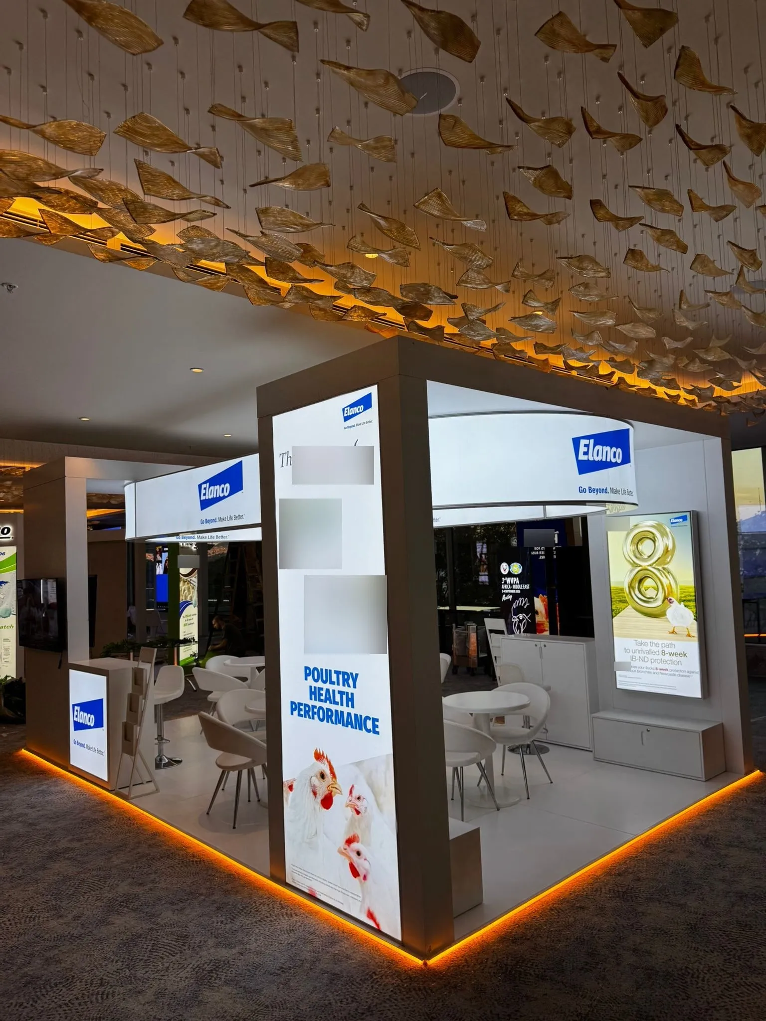 Turuncu LED bantlı, beyaz modüler panelli kapalı fuar standı