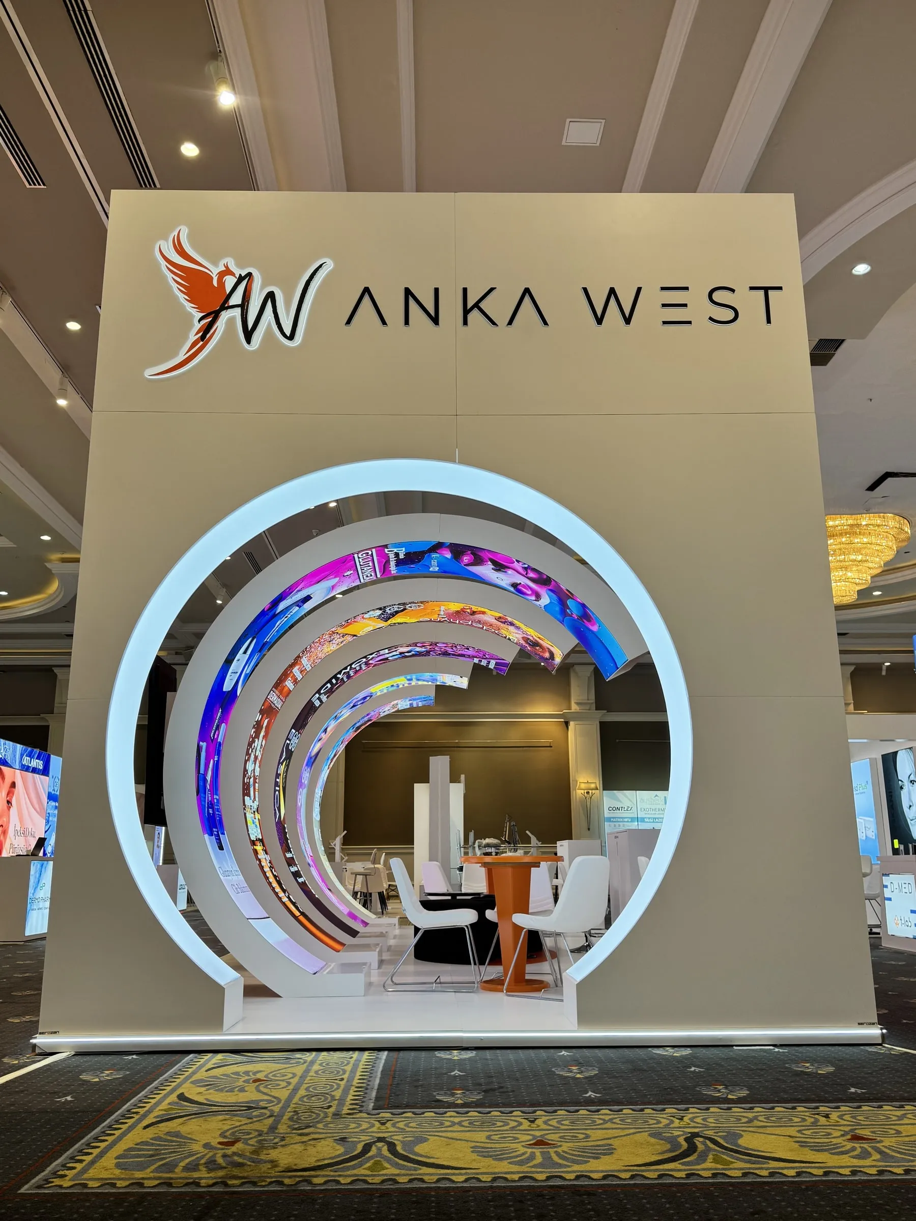 Dairesel LED ekranlı tünel geçişi olan yüksek cepheli etkinlik standı
